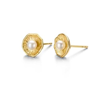 Spirit Icons - Rivaldi øreringe i forgyldt sølv med ferskvandsperler. Hver ørestik er designet som en rund blomst, med en hvid ferskvandsperle i midten. 42932.