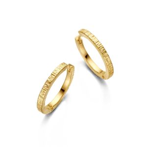 Spirit Icons - Canis øreringe i forgyldt sølv. Hver creol har en smuk struktur, der giver et moderne twist på den klassiske tidløse hoop. Mål: 20 mm. 43022.