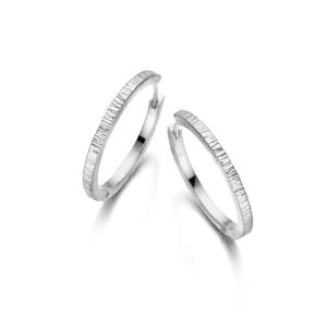 Spirit Icons - Canis øreringe i sølv. Disse smalle croler er designet med en flot unik tekstur, der giver dem et moderne twist. Mål: 25 mm. 43031.