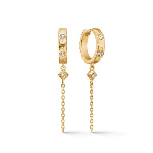 Studio Z - Marena øreringe i forgyldt sølv med små klare zirkonia. Under hver creol hænger et vedhæng med en kort kæde. Creolerne måler 12 mm. 7217953.