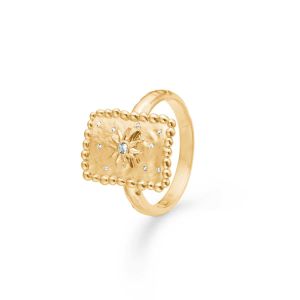 Studio Z - Liora ring i forgyldt sølv med klare zirkonia. Ringen har en afrundet ujævn rektangulær form med sol motiv. Langs kanten er små kugler. 7247950.