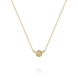 Dulong - Glory halskæde med vedhæng i 18 karat guld med 0,11ct. brillantsleben diamant, omkranset af en håndfilet cirkel. Længden på kæden er 44 cm. 19540A5073.